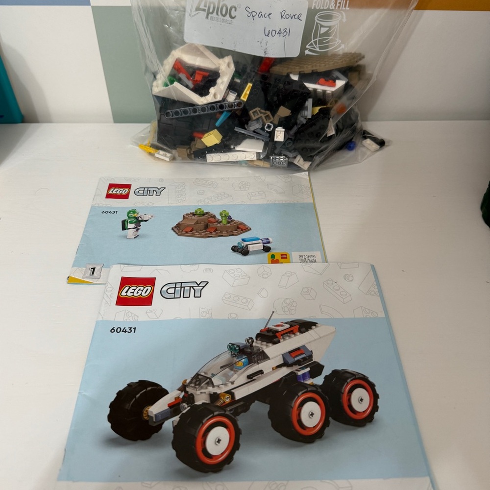 Space Rover Building Set with Figures - Picture 2 of 2